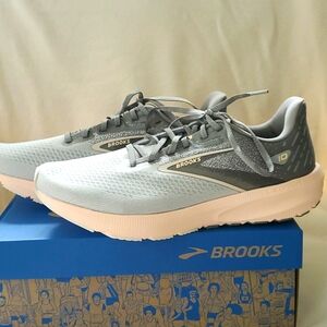 New w/ Box Brooks Launch 10 Women's size 11